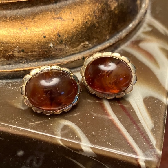 VTG 1980 AVON Carnelian Cabochon & Gold Tone Butterfly Clip on Earrings - Picture 1 of 6